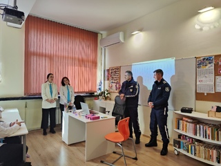 Директорът на областната дирекция и служители на сектор „Пътна полиция“ гостуваха на ученици от Шумен, изобретили дрегер