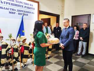 Коледарчета с наричания за здраве и берекет в сградата на областната дирекция