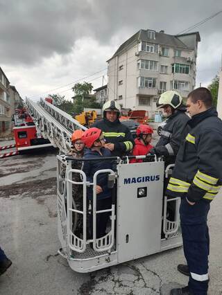 Третокласници от II ОУ „Д-р Петър Берон“- Шумен гостуваха на шуменската пожарна