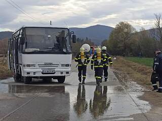 Пожарникари, спасители и полицаи участваха в тактическо учение по спасяване и транспортиране на ранени при катастрофа между автобус с пътници и автоцистерна