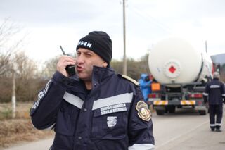 Пожарникари, спасители и полицаи участваха в тактическо учение по спасяване и транспортиране на ранени при катастрофа между автобус с пътници и автоцистерна