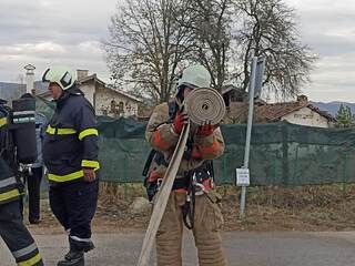 Пожарникари, спасители и полицаи участваха в тактическо учение по спасяване и транспортиране на ранени при катастрофа между автобус с пътници и автоцистерна