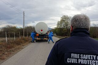 Пожарникари, спасители и полицаи участваха в тактическо учение по спасяване и транспортиране на ранени при катастрофа между автобус с пътници и автоцистерна