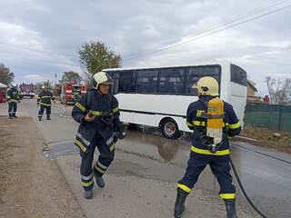 Пожарникари, спасители и полицаи участваха в тактическо учение по спасяване и транспортиране на ранени при катастрофа между автобус с пътници и автоцистерна