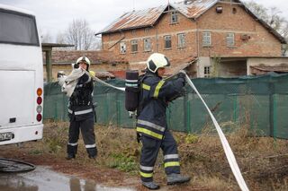 Пожарникари, спасители и полицаи участваха в тактическо учение по спасяване и транспортиране на ранени при катастрофа между автобус с пътници и автоцистерна
