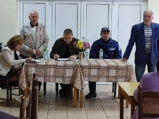 Полицейски служители от участъка в Каспичан проведоха среща с хора от третата възраст в града и им разясниха как да се предпазят от измами
