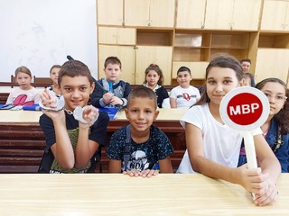 Четвъртокласници посетиха полицейското управление в Нови пазар преди началото на новата учебна година