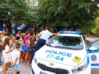 Урок по безопасно движение проведоха пътни полицаи в Градската градина в Шумен