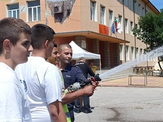 Ученици от СУ “Св.св. Кирил и Методий“ – Смядово завършиха двугодишен обучителен курс по програма Детско полицейско управление