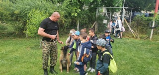 Второкласници посетиха питомника в шуменската полиция