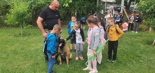 Второкласници посетиха питомника в шуменската полиция