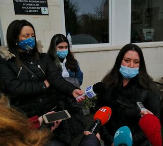 Шуменските огнеборци с жест към две сестри, останали сираци след трагедията в Хитрино през 2016 година