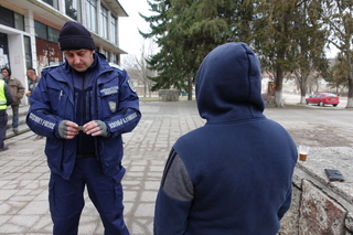 Четирима са задържани за извършени престъпления по време на проведена специализирана полицейска операция  в новопазарското село Стоян Михайловски 
