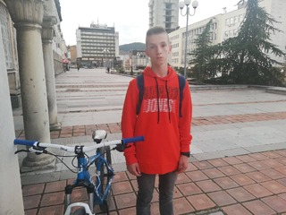 Осмокласник от ПГ по икономика в Шумен Иван Иванов намери и върна портмоне с лични документи, кредитна и дебитна карти и  парична сума 