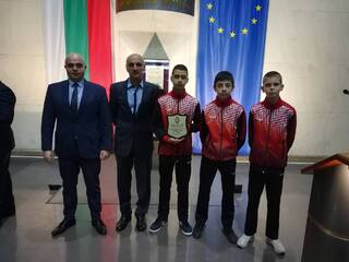 Отборът на младежкия противопожарен отряд „Млад огнеборец“ от шуменското ОУ “ Панайот Волов“ с приз от „Спортна асоциация – МВР“
