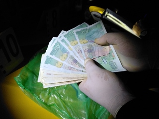 След активна работа криминалисти от областната дирекция в Шумен  под ръководството на Районната прокуратура в града установиха и задържаха трима мъже, съпричастни към извършване на множество телефонни измами