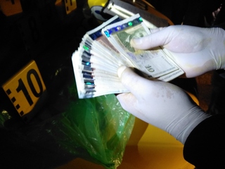 След активна работа криминалисти от областната дирекция в Шумен  под ръководството на Районната прокуратура в града установиха и задържаха трима мъже, съпричастни към извършване на множество телефонни измами