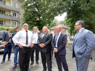 Министър-председателят и главният секретар на МВР откриха реновираните сгради на районното управление и пожарната в Нови пазар
