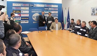 Пожарникари и спасители от Шумен получиха колективна награда за висок професионализъм от министъра на вътрешните работи Цветан Цветанов