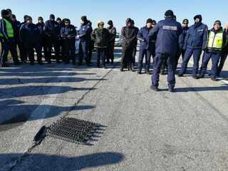 Полицаи преследваха нарушители с автомобили и разпъваха ленти с шипове