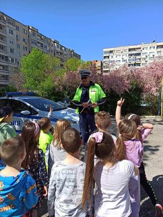 Продължават беседите по пътна безопасност в учебните заведения в Сливенско