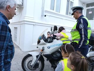 Пътна полиция в Сливен обучава малчуганите по безопасно поведени на пътя