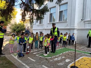 Пътна полиция в Сливен обучава малчуганите по безопасно поведени на пътя