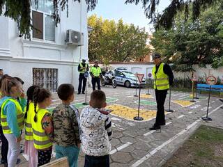 Пътна полиция в Сливен обучава малчуганите по безопасно поведени на пътя