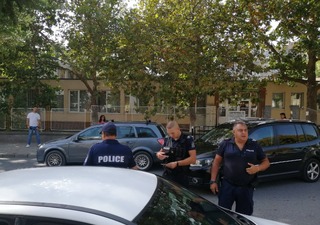 Небрандирани автомобили на полицията следят за нарушения на пешеходни пътеки в първия учебен ден