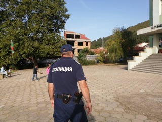 Небрандирани автомобили на полицията следят за нарушения на пешеходни пътеки в първия учебен ден