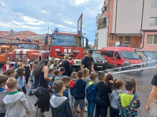 Децата от детска градина „Мак” в град Сливен  станаха пожарникари за един ден