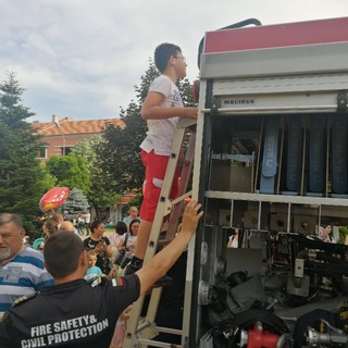 Пожарникари зарадваха децата на Сливен