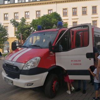 Пожарникари зарадваха децата на Сливен