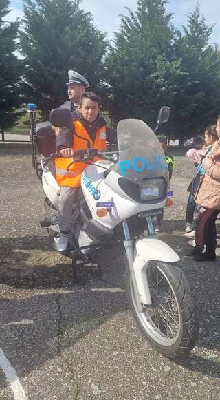 Пътни полицаи запознаха учениците от  ОУ „Найден Геров” в село Гавраилово с правилата за движение