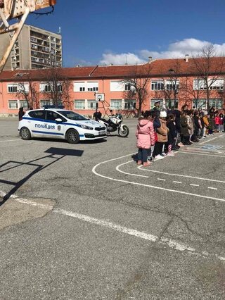 Пътни полицаи запознаха първокласниците от  ОУ „Димитър Петров”с правилата за движение