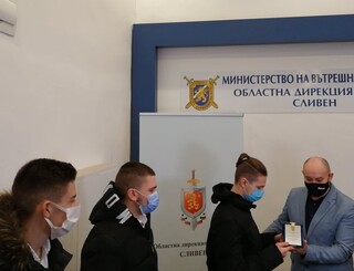 Старши комисар Димитър Величков награди петима ученици от ППМГ „Добри Чинтулов”-Сливен за проявен героизъм