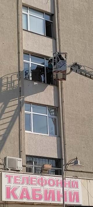 Сливенски пожарникари показаха умения за спасяване на хора и гасене на пожар във висока сграда