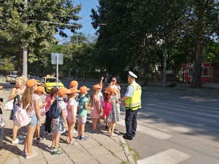 Деца от лятна занималня в град Сливен демонстрираха отлични познания по пътна безопасност