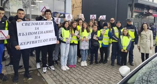 Ученици от Костенец с оригинална акция за повече отговорност и по-малко жертви на пътя