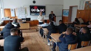 Гимназисти от Етрополе се включиха в инициатива за по-голяма безопасност на пътя