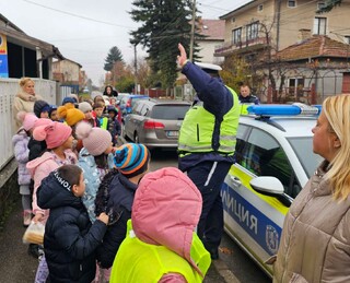 Под надзора на полицейски служител деца от Елин Пелин пресичаха рискови пътни участъци