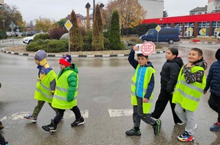 Под надзора на полицейски служител деца от Елин Пелин пресичаха рискови пътни участъци
