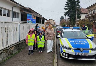 Под надзора на полицейски служител деца от Елин Пелин пресичаха рискови пътни участъци