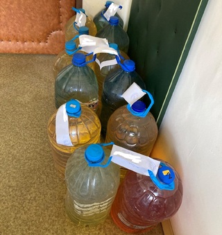 300 литра наливни петролни продукти и 123 литра алкохол без акцизни данъчни документи са установени от служители на РУ-Правец
