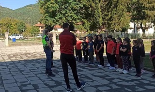Полицаи от РУ-Етрополе разясниха на малките ученици основните правила за безопасност на пътя