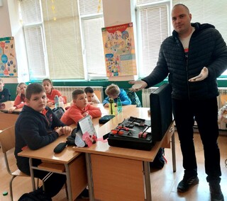 Четвъртокласници от Етрополе се учиха да откриват следи на местопроизшествие