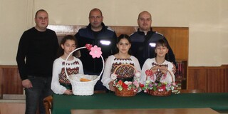 Ученици и полицаи от Пирдоп си размениха благопожелания за здраве и късмет