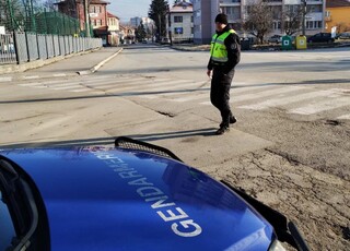 Трима души са задържани с дрога при спецоперация в областта