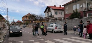 Малчугани от с. Антон преговориха правилата за движение по пътищата и раздадоха своите послания на шофьорите