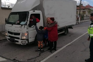 Малчугани от с. Антон преговориха правилата за движение по пътищата и раздадоха своите послания на шофьорите